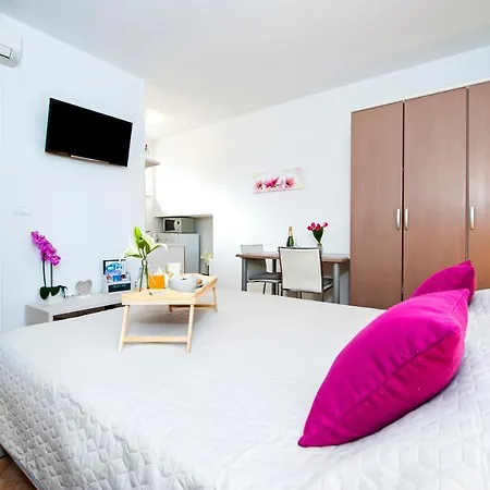 F&R Studio Apartments