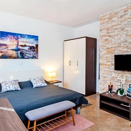 F&R Studio Rooms *